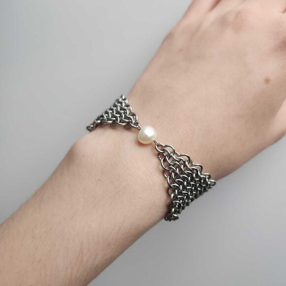 Dainty classic medieval silver chainmail bracelet with a real pearl - Picture 4 of 9